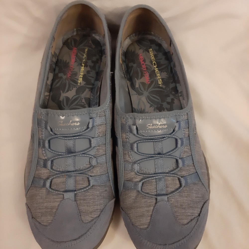 Skechers memory foam shoes. They don’t fit me.